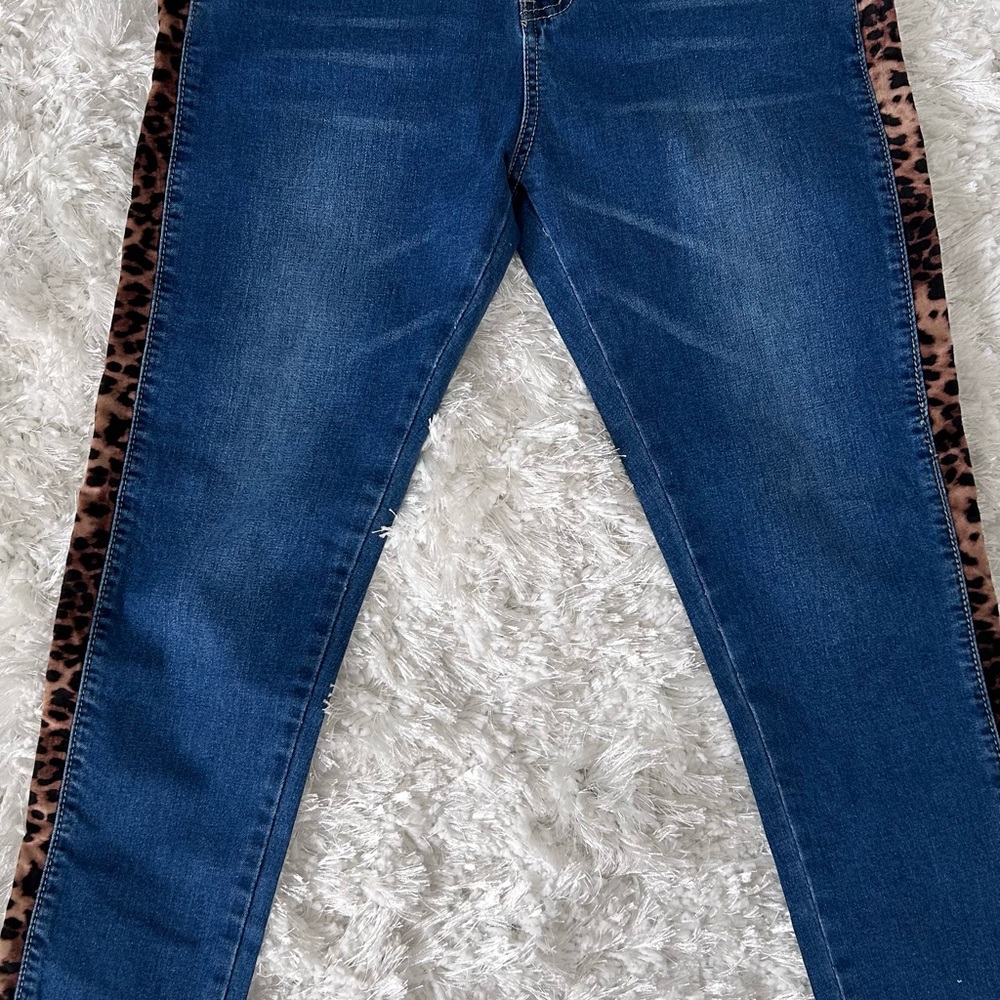 NWOT 👖Leopard Trim Dark Blue Jeans 👖